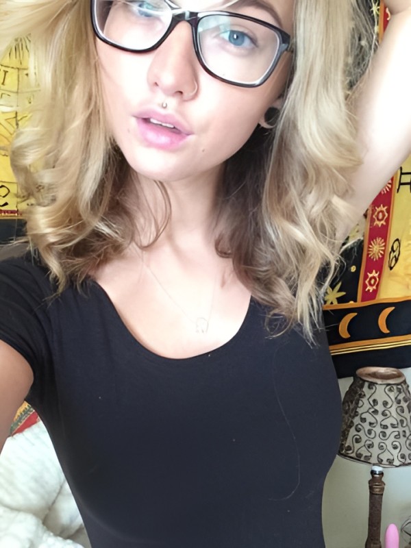 Ася привлекательная девушка из Черняховск цена от 1500 руб